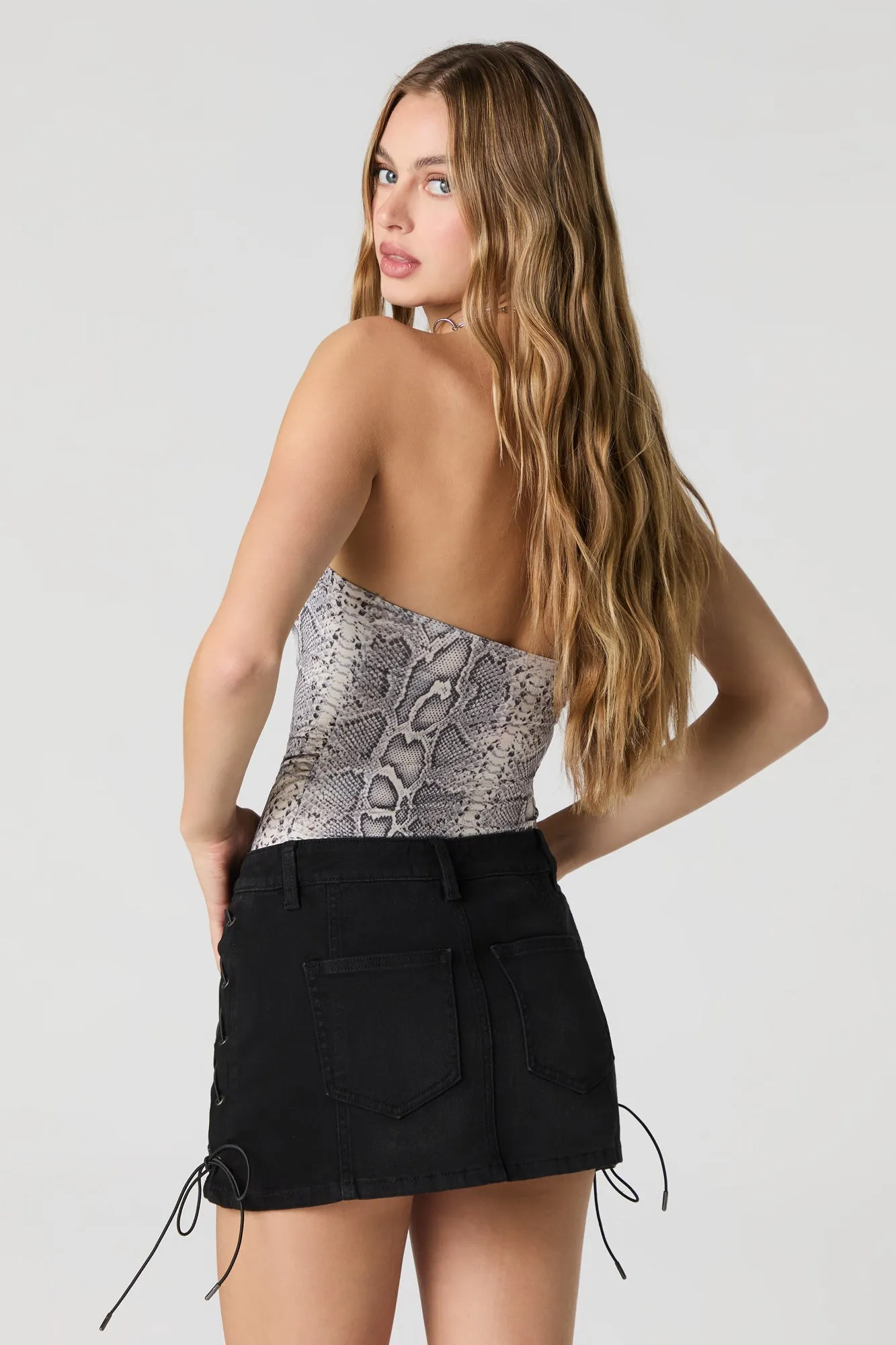 Minijupe en denim lacée sur les côtés